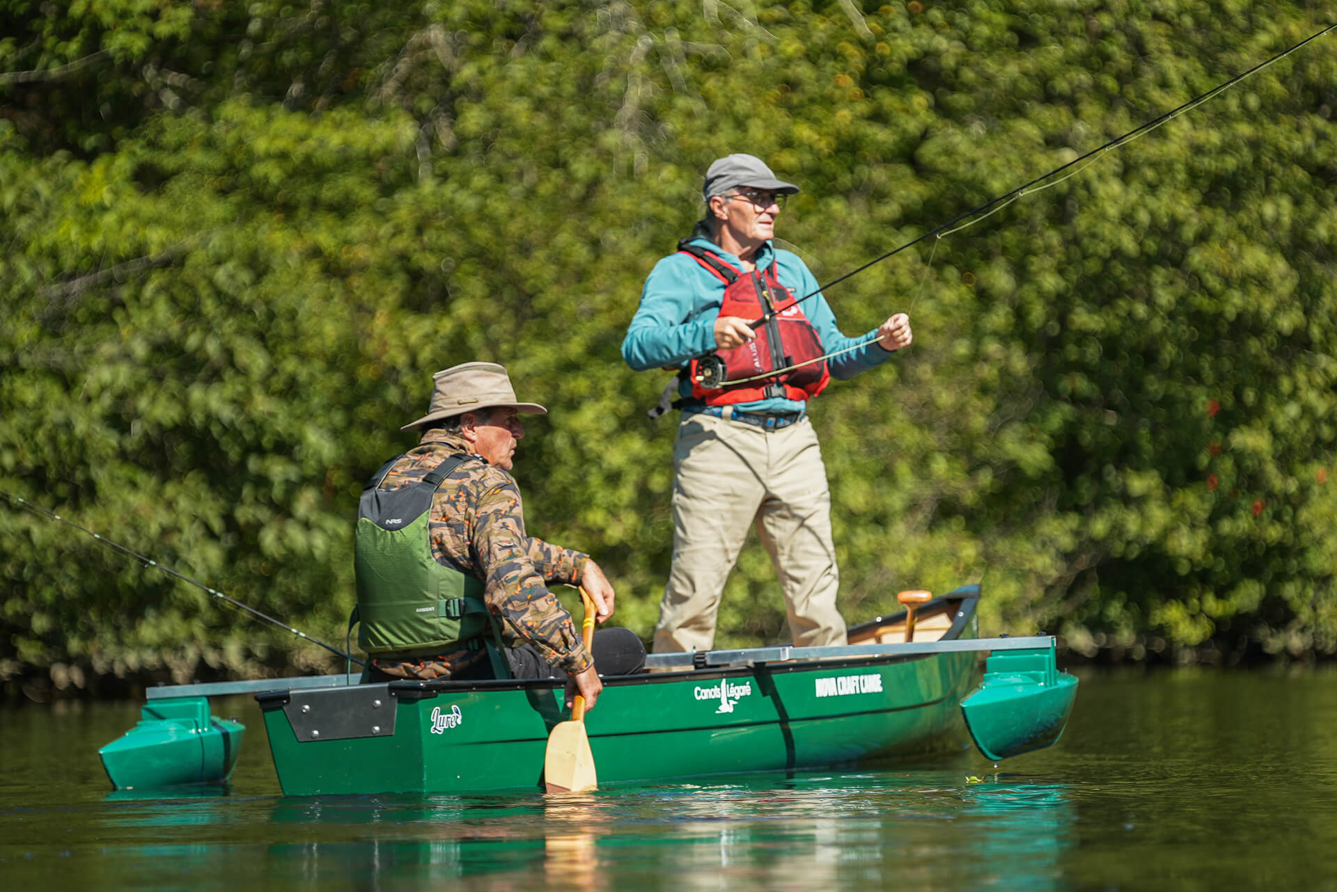 Pêcheurs dans un canot Deux pêcheurs chez Canots Légaré dans un canot muni d'un stabilisateur Duo-Flo
