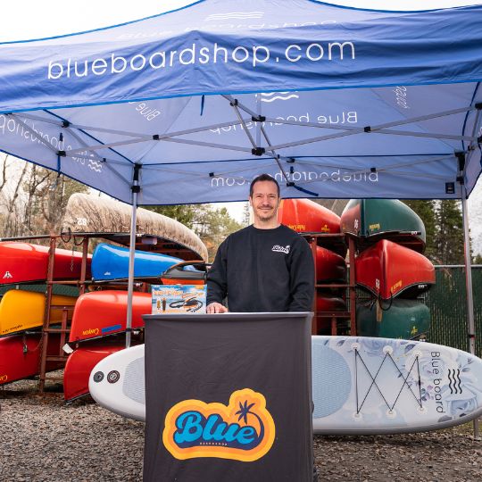 Représentant Blue Board Shop présent à la Vente sous la cabane 2024
