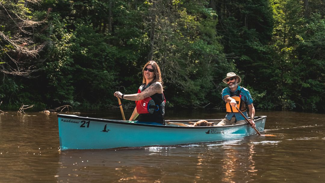 Pagayeur en canot sur les Grands Lacs vue de dos
