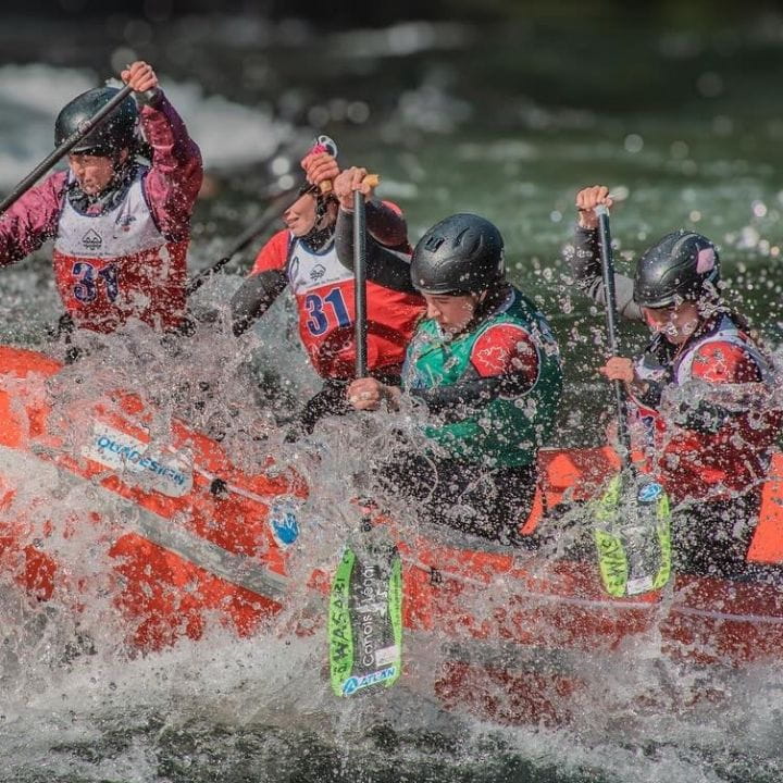 Équipe Bas-Canada Rafting en action dans un rapide en compétition