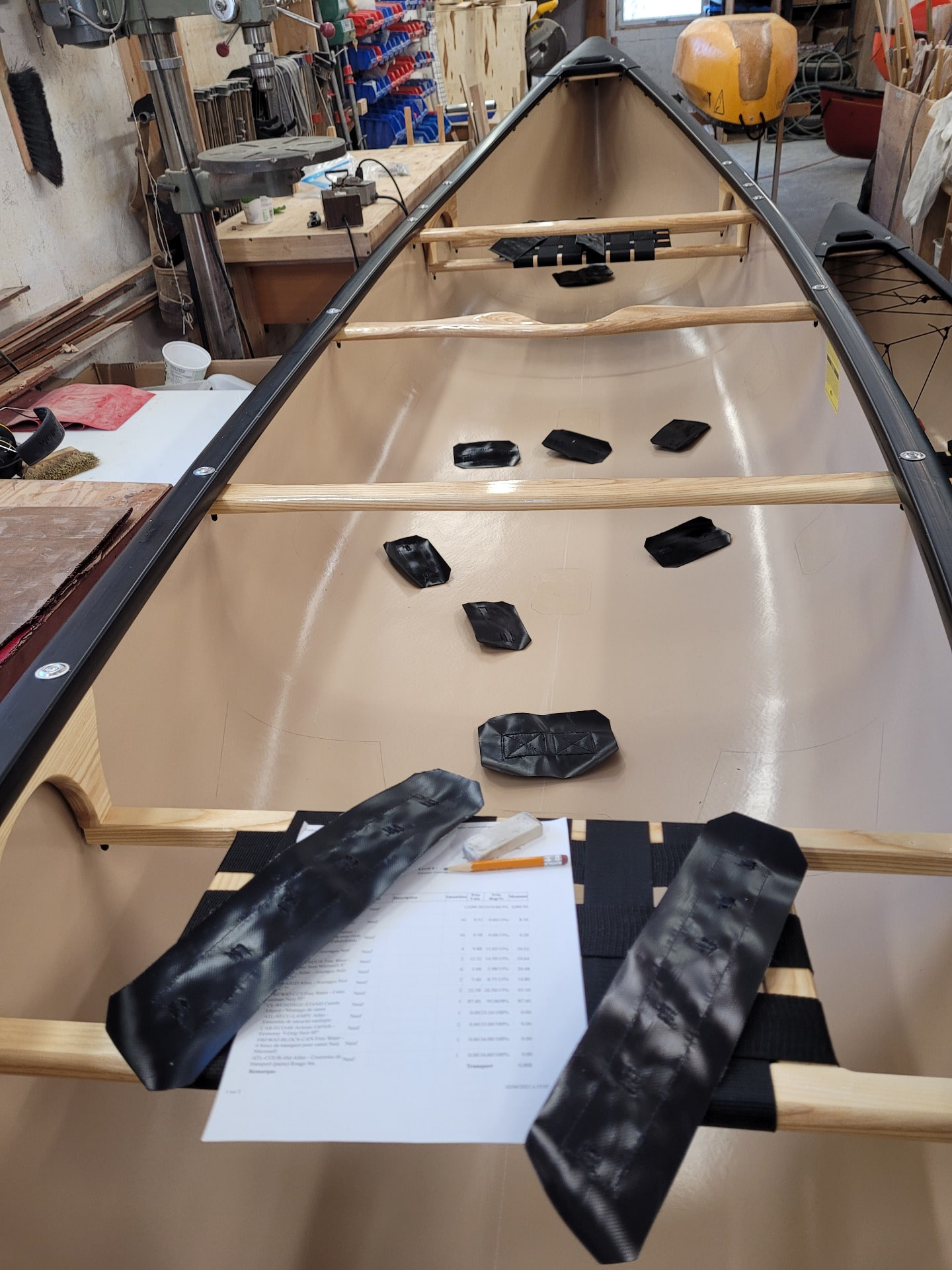 Installation des ancrages dans un canot dans l'atelier Canots Légaré